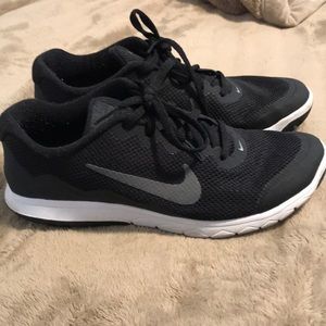Black nike tennis shoes